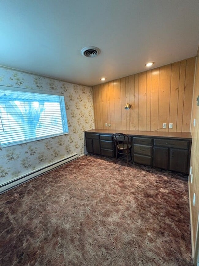 Building Photo - Single-family Home with 2 bedrooms and an office.