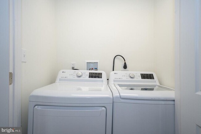 Building Photo - 717 Miller St