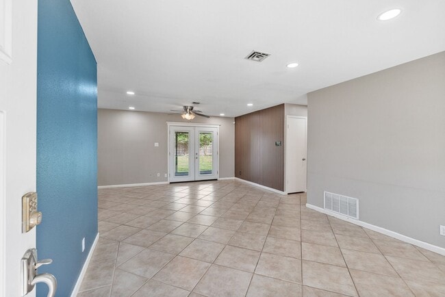 Building Photo - Charming 3 Bedroom Home