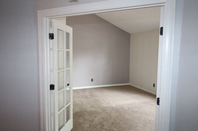 Building Photo - Adorable 2bdrm 1 bath townhome in Desirabl...