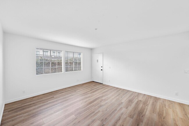 Building Photo - 211 Avenida Miramar