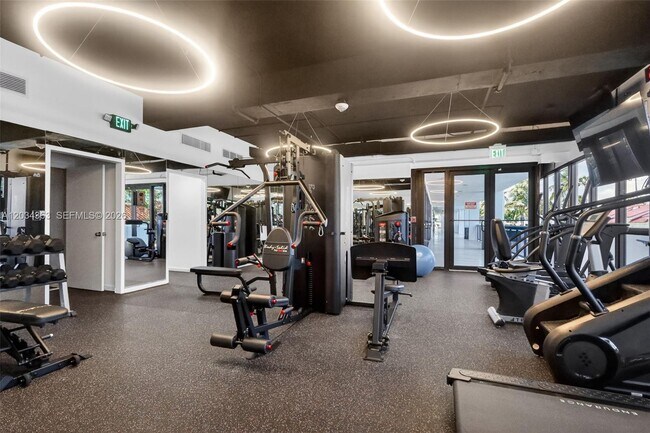 Building Photo - 2555 Collins Ave