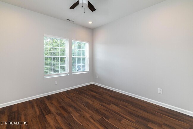 Building Photo - 619 Midlake Dr NE