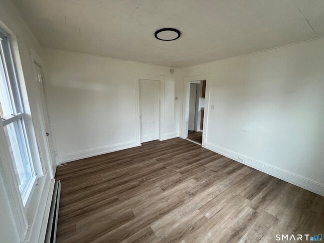 Building Photo - 11 Roosevelt Ave