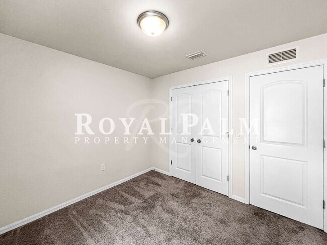 Building Photo - 4BR/2BA Duplex Living in Vistanna Villas + Washer & Dryer! — Space, Style, and Laundry Convenienc...