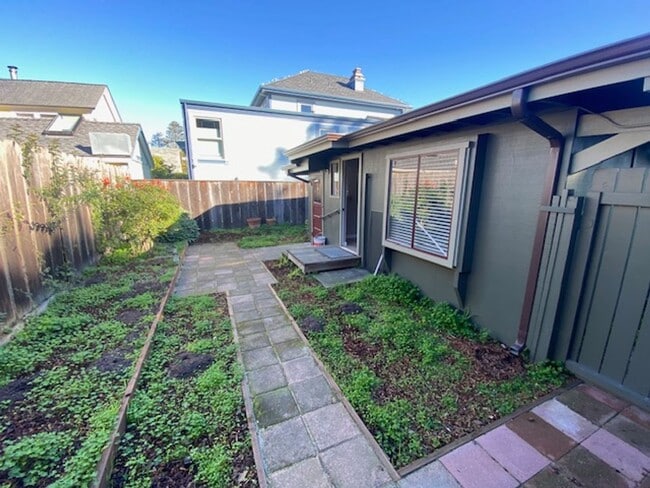 Building Photo - Cozy Pacific Grove Cottage