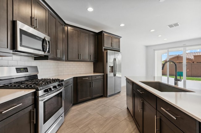 Building Photo - 565 E White Wing Dr