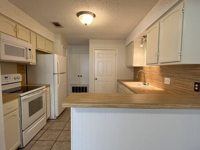 Building Photo - Big 3/2 Townhome Close to Downtown