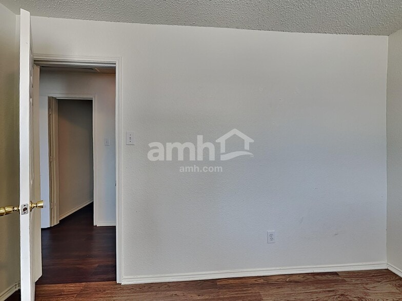 Building Photo - 1601 White Oak Rd