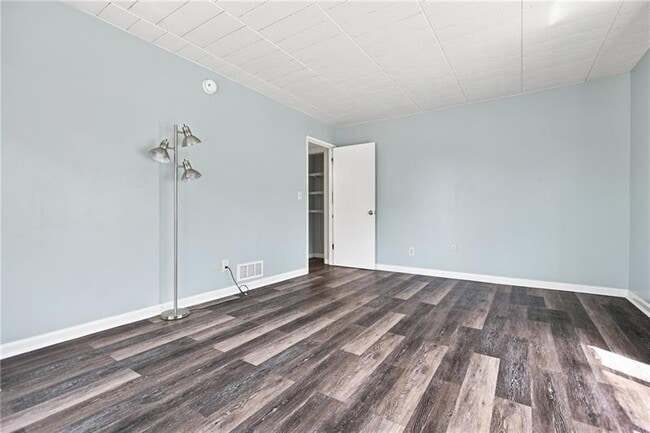 Building Photo - 533 Forest Green Dr