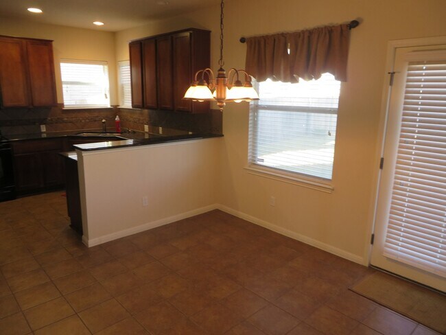 Building Photo - Great 3/3/2 in Pioneer Crossing!