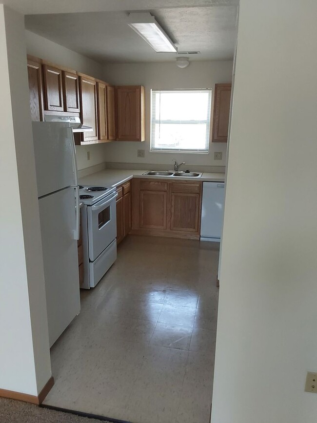 Building Photo - 2 BR Glenn View