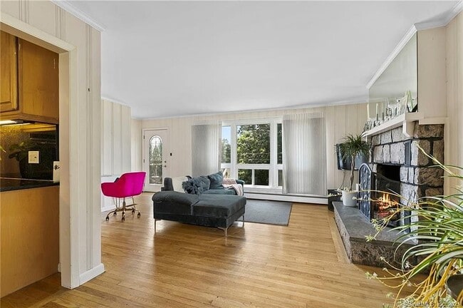 Building Photo - 2 Horseshoe Dr