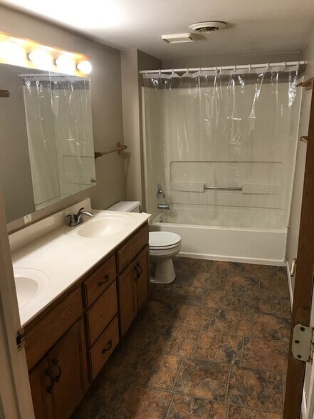 Building Photo - 3006 Emerson Avenue N #2