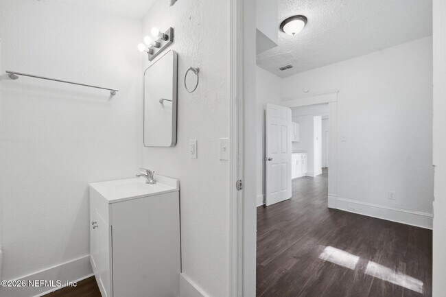 Building Photo - 1123 E 14th St