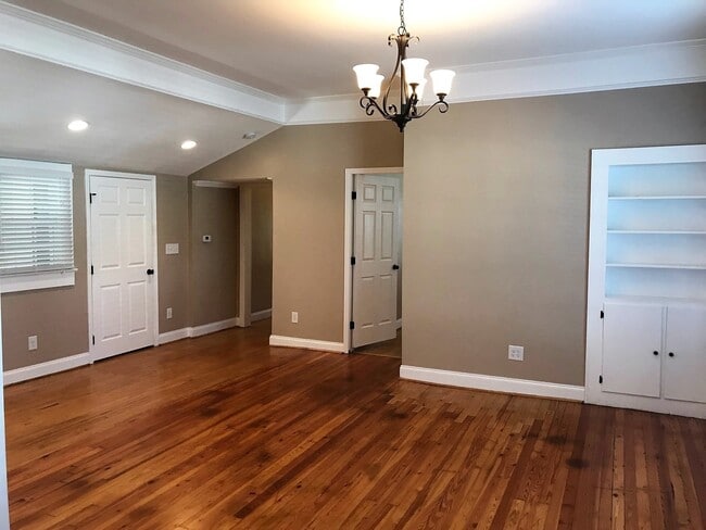 Building Photo - Beautiful 3 Bed 3.5 Bath House