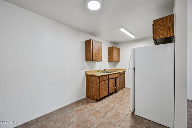 Building Photo - 725 E Vogel Ave
