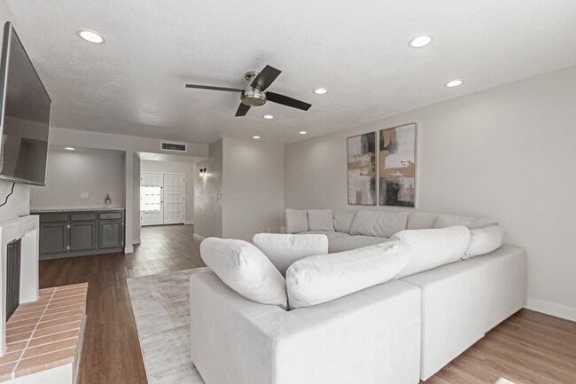 Building Photo - 8175 E Del Cuarzo Dr