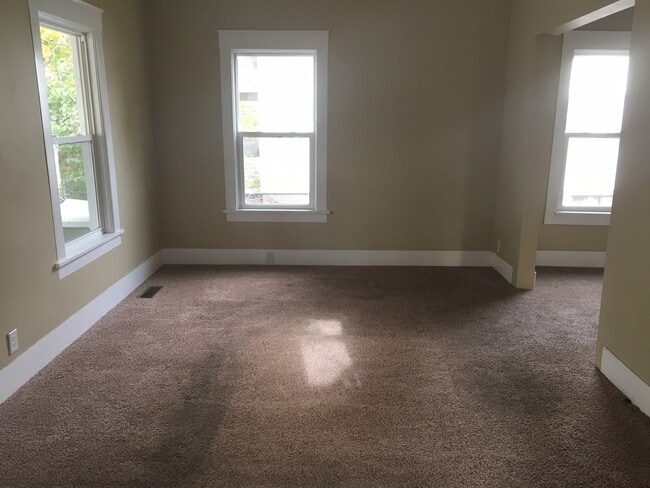 Building Photo - Amazing 3-Bedroom 1.5-Bath Home