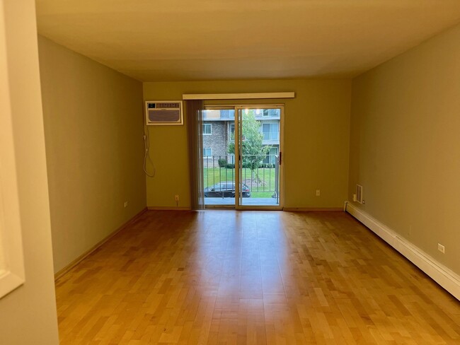 Building Photo - 875 Tree Ln
