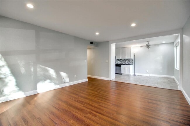 Building Photo - 280 Tradewinds Dr