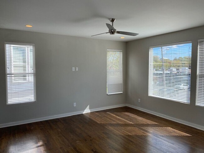 Building Photo - East Nashville with Roof-top Deck and 2 car garage!!