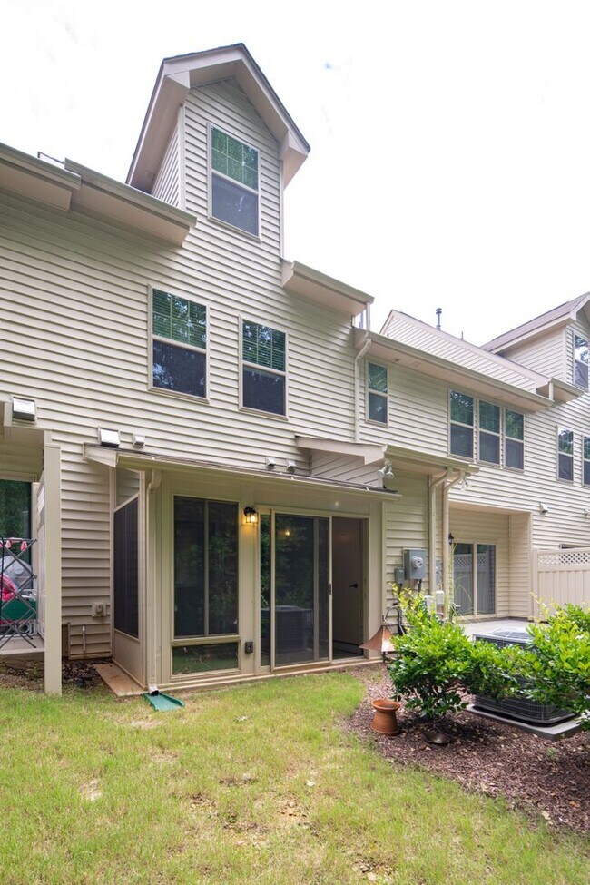 Building Photo - 2 Bedroom, 2.5 Bath Townhome w/ Loft and S...