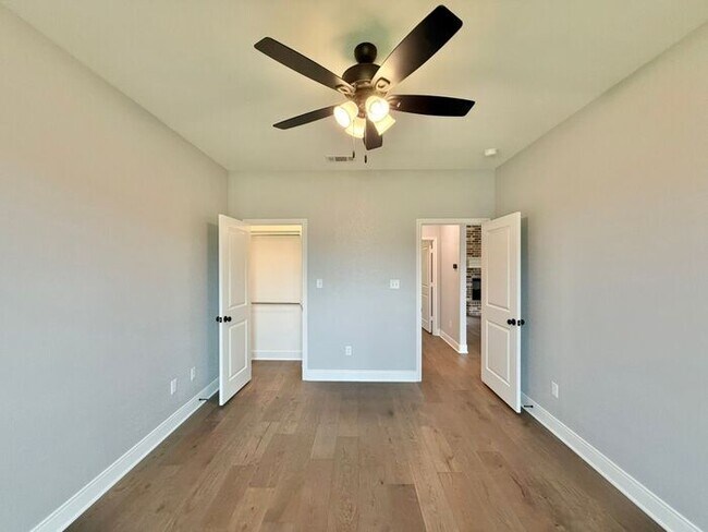 Building Photo - Beautiful and Spacious 3-Bedroom, 2-Bath R...