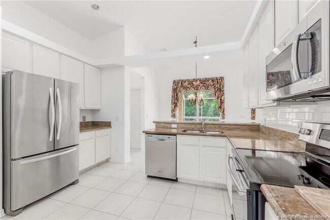 Building Photo - 376 NW Canna Way