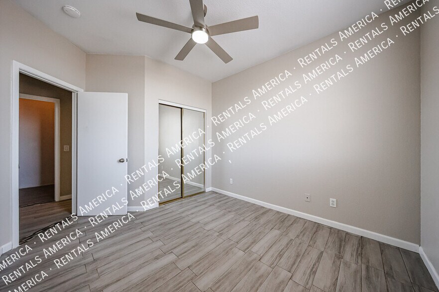 Building Photo - 3825 S 60th Dr