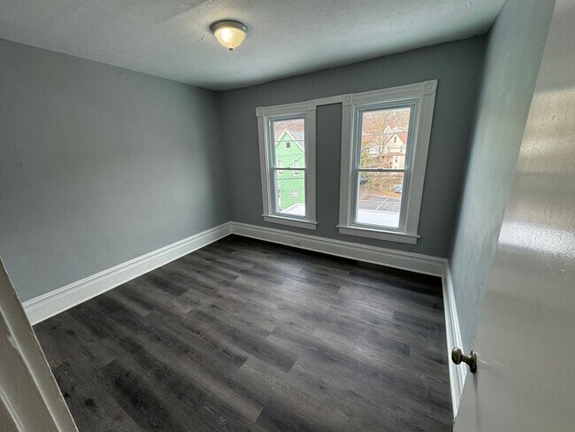 Building Photo - Renovated 3/1 Duplex In The Heart Of Pitcairn!! Available January 10th!