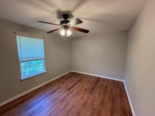 Building Photo - 1327 Valley Creek Ln