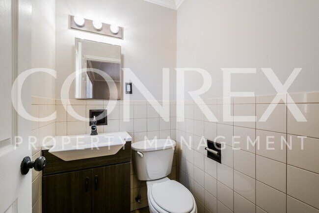 Building Photo - Beautiful 3 Bedroom with Hardwood Flooring!