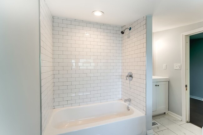 Building Photo - Spacious Four Bedroom in Cincinnati!