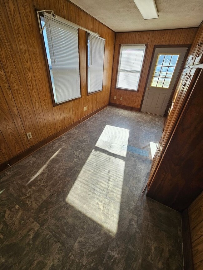 Building Photo - Spacious 2 Bedroom 1 Bath with 2 car Garage