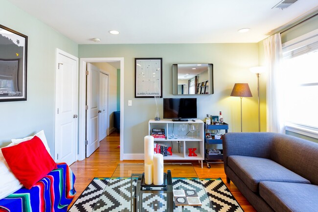 Building Photo - Stylish Condo in Hill East - Parking Space...