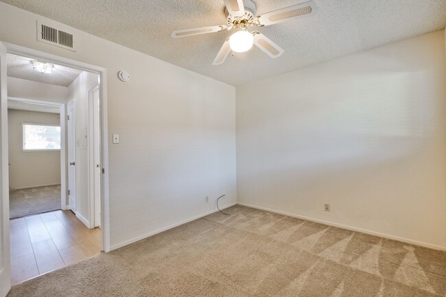 Building Photo - 2 Bedroom Condo Style Unit in South San Jo...