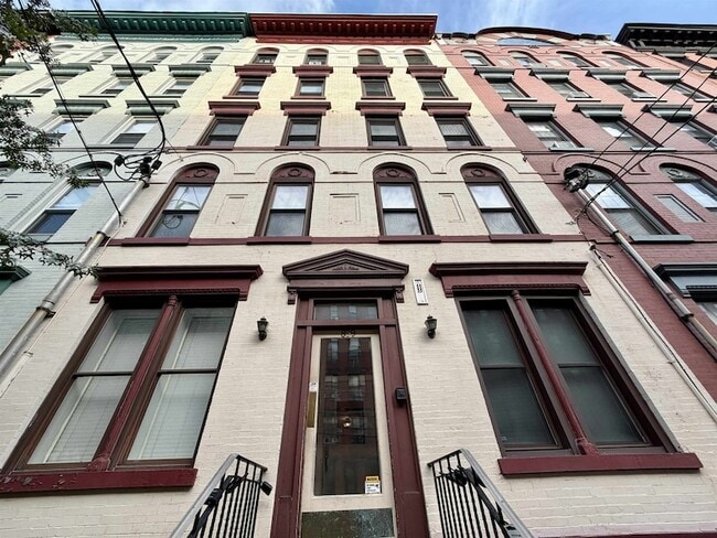 Building Photo - 809 Willow Ave