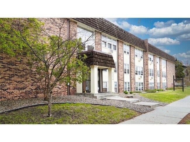 Building Photo - 2216 Pleasant Ave