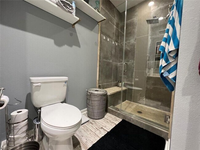 Building Photo - Stunning Townhome Near Medical Center!