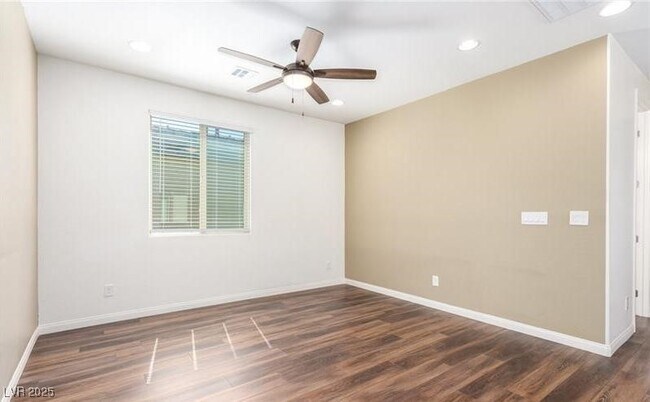 Building Photo - 12556 Skylight View St