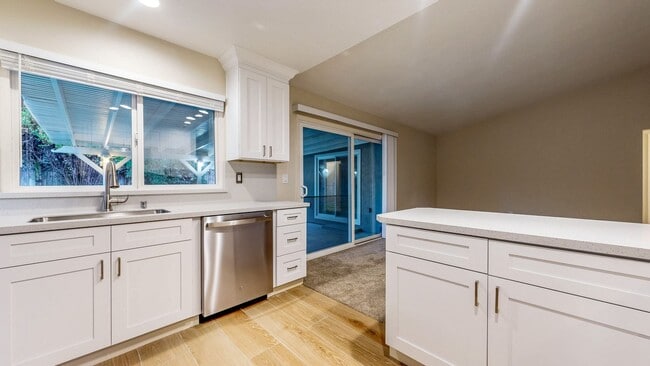 Building Photo - Meticulously Maintained Four Bedroom Singl...