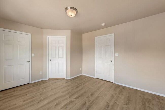 Building Photo - Spacious Multi-Level Townhome in Brookwillow