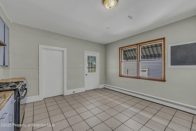 Building Photo - 19 W Bergh St