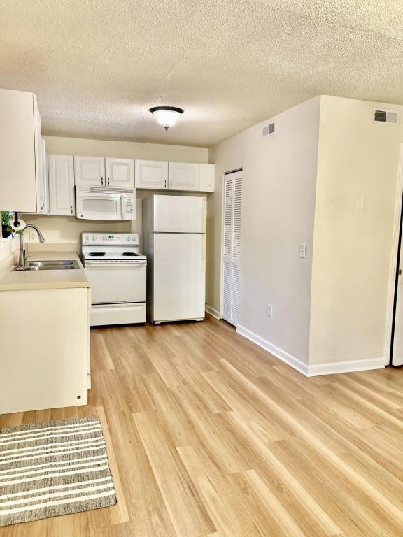 Building Photo - 415 Parkdale Dr