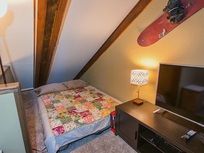 Building Photo - A Rare find in Tahoe! Spacious 4Bd house a...