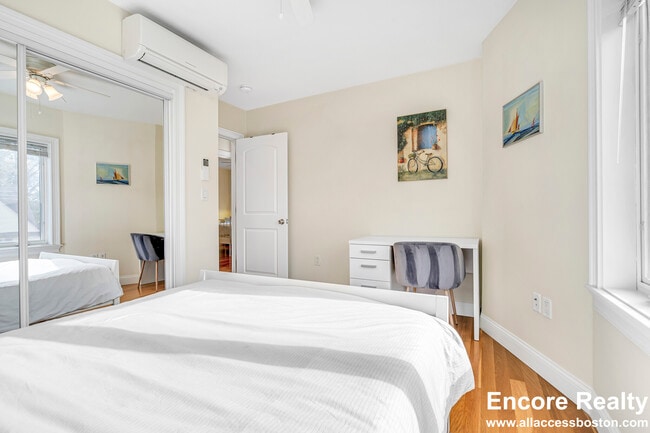 Building Photo - 10 Bradbury St