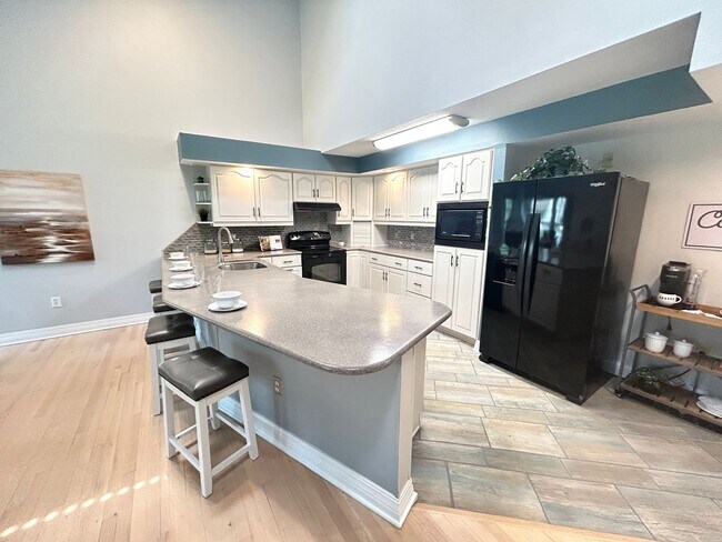 Building Photo - Gorgeous 3 Bed/3 Bath in Tranquil Gated Co...