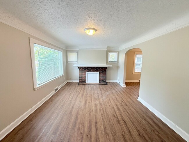 Building Photo - Renovated 3-Bedroom Home – We Welcome Sect...