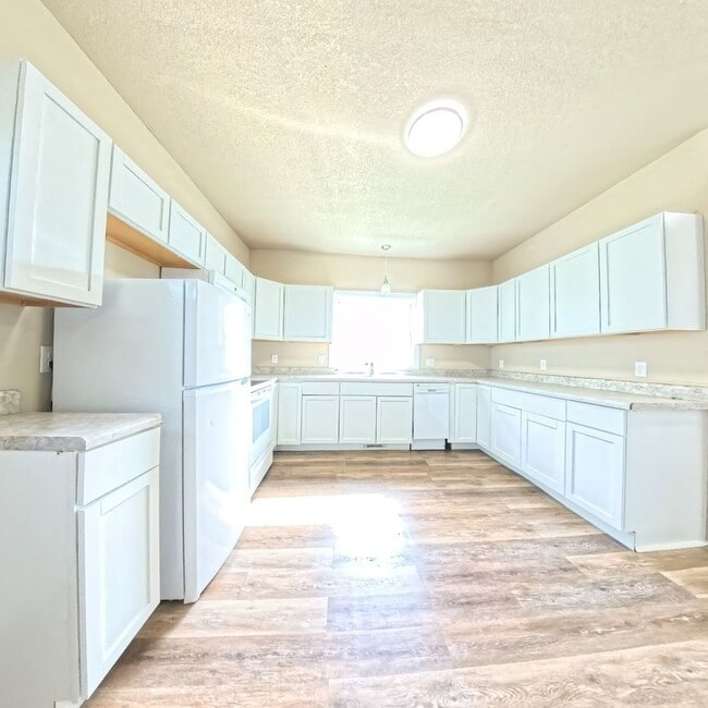Building Photo - Updated 6 bedroom 2 bathroom home